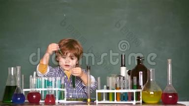 显微镜生物学实验。 9月1日 化学科学。 孩子们在学校上课。 <strong>初中</strong>